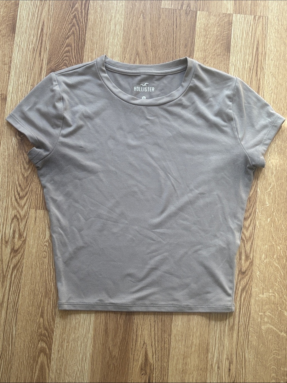 Hollister Short Sleeve Cropped Crewneck Tee in Taupe Gray